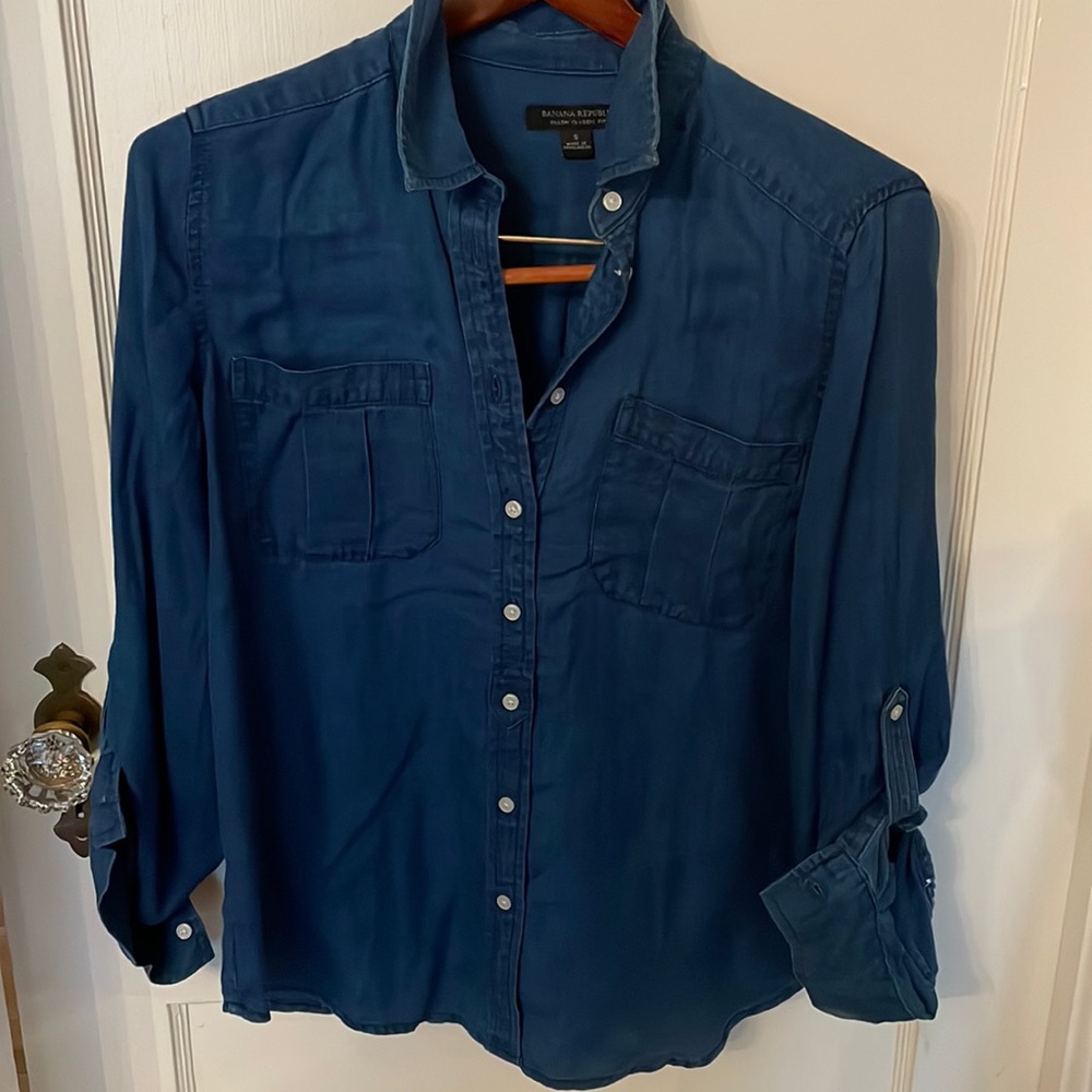 Banana Republic Blue Button-Down Shirt • Size M • Classic Oxford Style